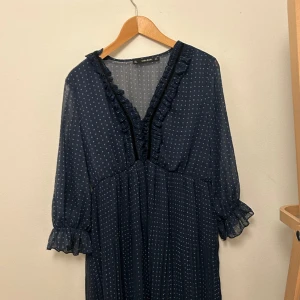 Klänning från Zara - Klänning från zara, knappt använd. Storlek L. Säljer för 150+ frakt💕💫