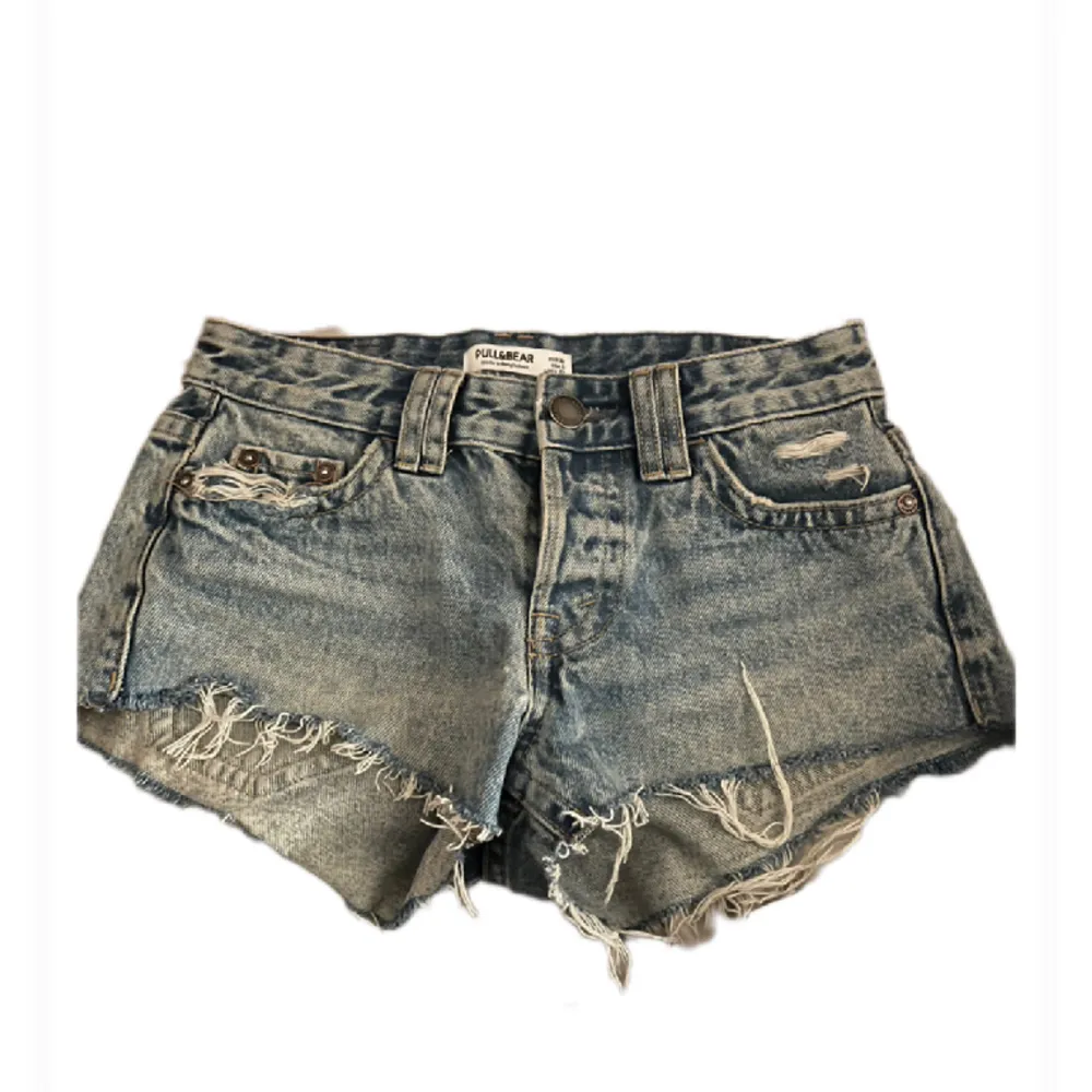 Supersnygga lågmidjade shorts ifrån pull&bear använda 1-2 gånger i nyskick! Köpta förra sommaren, säljes då de inte kommer till användning . Shorts.