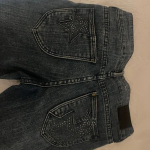 Jeans med jättesnygga fickor!! - Säljer för att de tyvärr är för små😔 De har inga slitningar och är i storlek 12-13 år. (XS) skulle säga 32 i jeans storlek