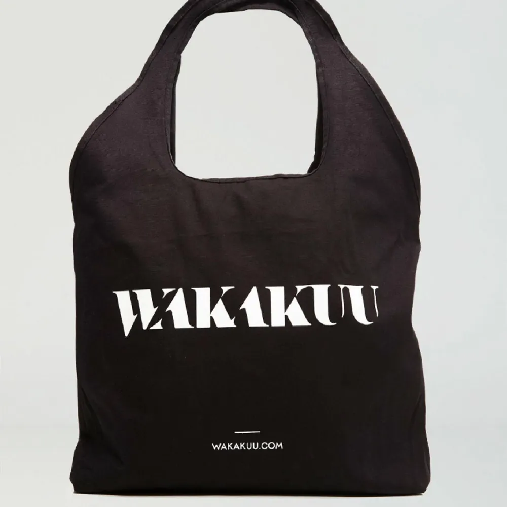 Säljer min wakakuu väska pga att den aldrig används, perfekt i storleken och fortfarande i jätte fin skick! . Väskor.