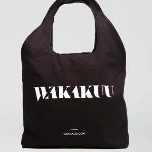 Säljer min wakakuu väska pga att den aldrig används, perfekt i storleken och fortfarande i jätte fin skick! 