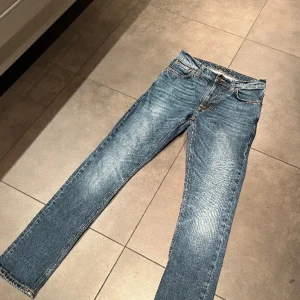 Nudie jeans  - Tja säljer nu dessa jätte populära och snygga nudie jeans i perfekt skick!🔥 frågor eller annat tveka inte på att skicka iväg ett dm