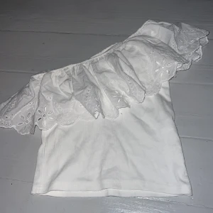 Asymmetrisk volang topp - Jättesnygg och somrig volangtopp från Zara. Storlek 152 men sitter som en XS💕Säljer då den inte kommer till användning. Köpte i somras och användt en gång. Skriv om du vill ha mer information eller bilder. 