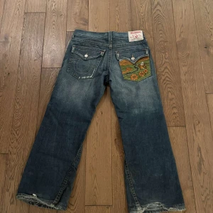 Hårda True religion jeans🔥🔥🔥 - Riktigt feta trueys med cool grej där bak