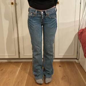 Så coola lågmidjade Levi’s jeans 921 i storlek W25 L31. Mix mellan raka och lite bootcut. Jag får knappt på mig dom därav den snea gylfen😅