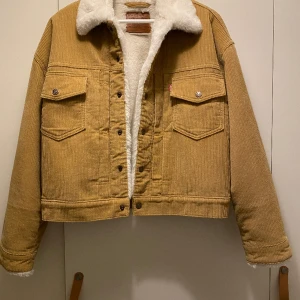 Levis jacka  - Varm och fodrad bomullmanchester jacka med knappar och reglering av passform/ nyskick 