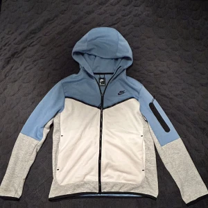 Nike Sportswear Tech Fleece - Perfekt skick, helt ny light blue tech fleece. Storlek Medium.