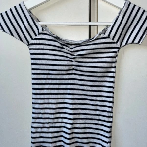 Topp/ t-shirt  - Knappt använd 