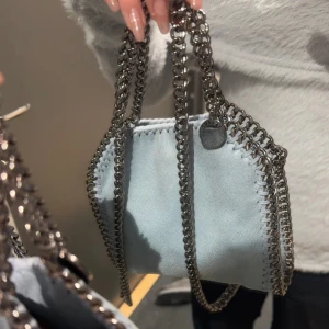 Stella McCartney  - ❕Intresse koll❕Mini Stella McCartney väska💙skriv för fler bilder! Kvittot, dustbag o kort medföljer! Pris kan diskuteras vid snabbköp🩶