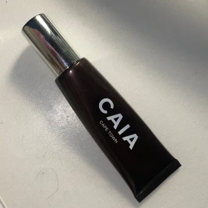 Caia liquid bronzer - Kräm bronzer från Caia! Har öppnat den och pumpat två gånger så i stort sett hela produkten finns kvar. Färgen cape town. Köptes för ca. 6 månader sen! Använd köp nu! ❤️