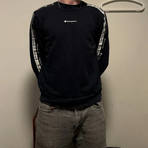 Champion Sweatshirt - snygg Champion sweatshirt i färgen mörkblått  pris är förhandlingsbart