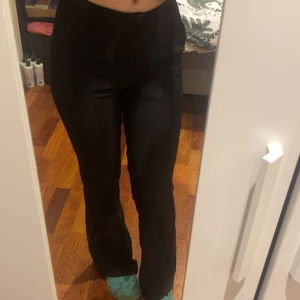 Svarta utsvängda kostymbyxor - Säljer dessa byxor eftersom de har blivit små runt midjan och inte kommer till någon användning sen ja köpt dem, helt oanvända alltså är dem i nyskick!💕 Frakten blir 55kr
