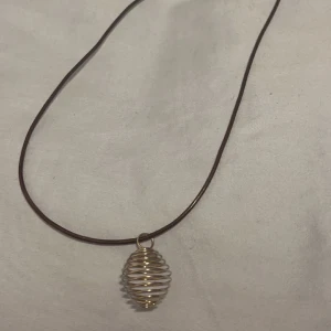 Läderhalsband med bur - Svart läderhaldband med bur i rostfritt stål. Perfekt för att förvara en mindre kristall i!   Följ _uniquebodies_ på instagram och få 10kr rabatt på ditt köp!