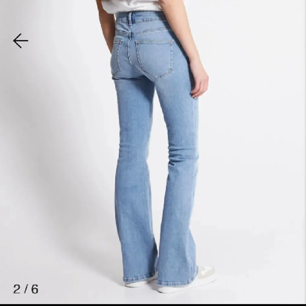 säljer mina ljusblå lågmidjade jeans från lager 157 då de ej kommer till användning. Endast använda ett fåtal gånger, inköpta för 400💞 hör av er för egna bilder🥰. Toppar.