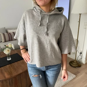 Trekvartsärmad hoodie - Säljer min så snygga trekvartsärmad hoodie som jag klippt själv!🥰