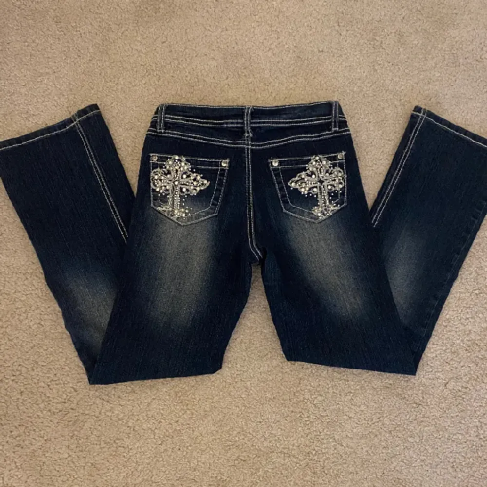 Säljer dom här sjukt snygga jeansen då de var lite för korta för mig, är 157 cm å de var lite korta men annars satt dom bra (lånade bilder). Jeans & Byxor.