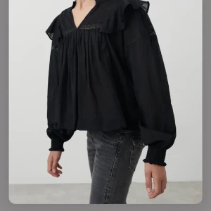 Blus - Säljer min fina blus från Gina då den är för kort för mig, jättefint skick och använd jättelite, önskas fler bilder så är de bara att skriva