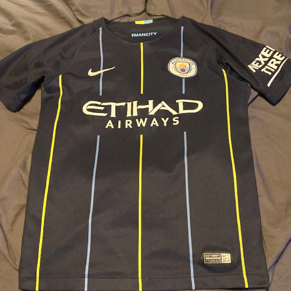 Manchester city fotbolls t-shirt Bra skick. Storlek 10-12 år. . T-shirts.