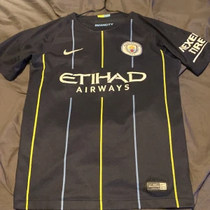 Manchester city t-shirt - Manchester city fotbolls t-shirt Bra skick. Storlek 10-12 år. 