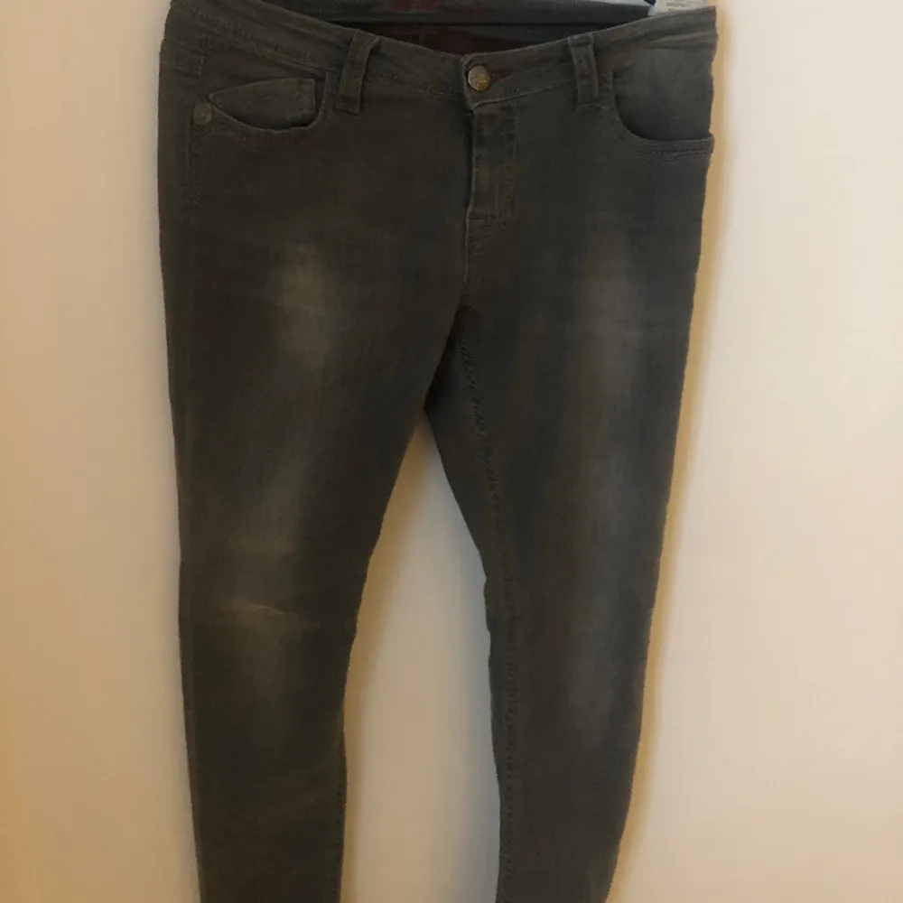Shyssta stretch Slim jeans från blue fire jeans i storlek 30/32! Modellen på bilden är 178 cm. Skick 9/10 varsamt och knappt använda. Skriv vid funderingar och frågor!. Jeans & Byxor.