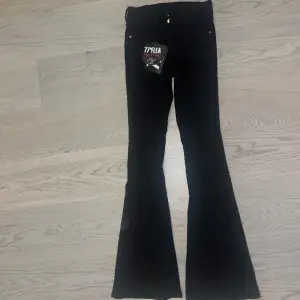  oanvända svarta utsvängda jeans ifrån bubbleroom i storlek 36