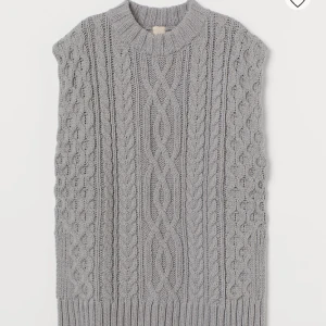 Stickad väst - Säljer denna supermysiga stickade väst från h&m. Storlek Xs, nyskick. Ordinarie pris 399. 