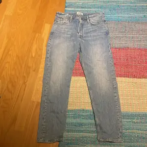 Jeans från Jack & Jones. Sitter slim/loose och är i storleken 30/30