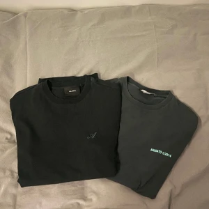 Arigato t-shirts  - Två gamla arigato t-shirts som inte passar mig längre. Helt vanlig passform, varken tight eller oversized. Ingen av tröjorna har fläckar eller skador. Den gråa har ljusblå text fram och bak. Den svarta har ett stickat märke på framsidan.