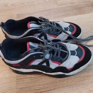 Vans - Vans skor. Inte kommit till användning så mycket. Möts gärna upp i Göteborg 
