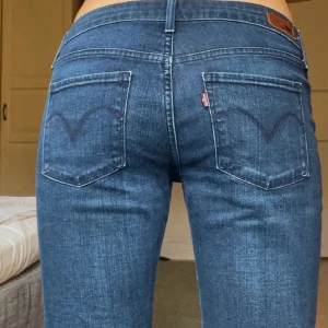 Lowaist Levis jeans - Säljer ett par snygga lowaist straight fit Levis jeans💕 som är köpta här på Plick men inte passade tyvärr.  Obs‼️första två bilderna är från gamla säljaren.  Strl 29 Inga defekter
