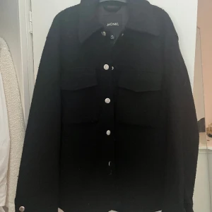 Skjortjacka - I använt skick, i storlek xxs men snarare en xs-s då den är oversized. 