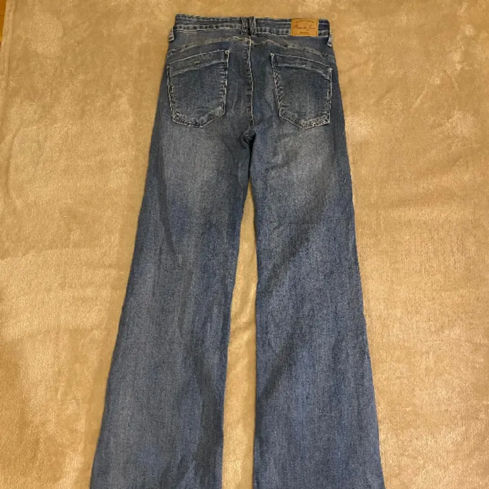 Midja(tvärs över): 38cm Innebenslängd: 80 cm Mörkblå flare jeans i bra skick, inga defekter.. Jeans & Byxor.