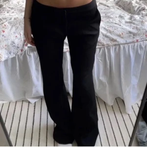 Kostymbyxor  - Kostymbyxor i tyg från zara, slutsålda från deras limited edition kollektion, köpta på plick, är något korta på mig som är 173cm, finns inga tecken på användning🩵(lånade bilder)