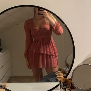 Volang klänning - Fin volang klänning från zara som tyvärr blivit för liten för mig.