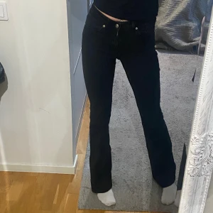 Svarta flare jeans  - Långa svarta flare jeans från mango. Knappt använda. Mid waist. 