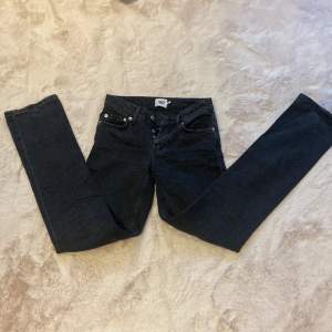 Svarta lågmidjade jeans från lager 157. Storlek xxs och modellen heter ”Icon”. Säljer då jag sällan använde dom.