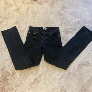 Svarta lågmidjade jeans - Svarta lågmidjade jeans från lager 157. Storlek xxs och modellen heter ”Icon”. Säljer då jag sällan använde dom.
