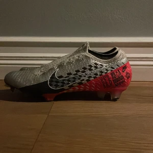 Neymar vapor 13 elite fotbollsskor  - Neymar vapor 13 elite fotboll skor för ett galet pris, tror att jag köpte skorna för ca 3 för ett par år sedan men använda dem inte särskilt mycket. Priset är även lägg pga att jag tagit bort skosnörena. Skriv vid minsta frågan!⚽️🐐