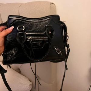 Axelremsväska  - Säljer min i princip oanvända väska!! Kommer ej till användning 🥰 (Vet ej märket)