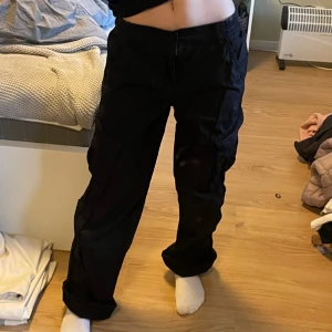 Lågmidjade cargobyxor - Fint skick, lite slitna längst ner av att jag gått med dem🫶