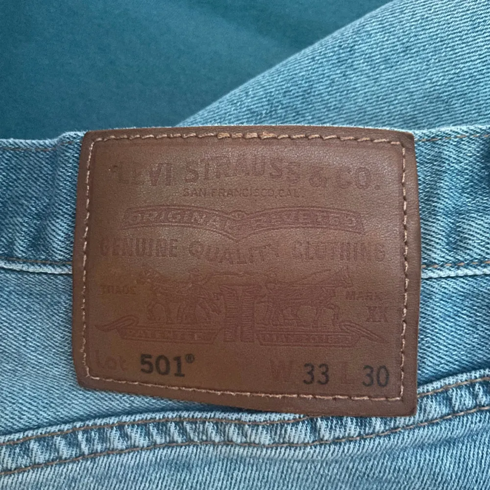 Levi’s 501 byxor knappt använda och är i toppskick, ordinarie pris 1100 . Jeans & Byxor.