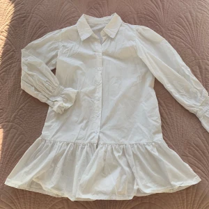 Skjortklänning - Skjortklänning med volanger