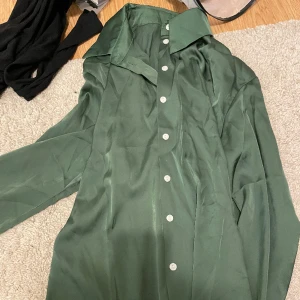 Grön skjorta - Perfekt till kontor eller sommaren. Endast testad. 