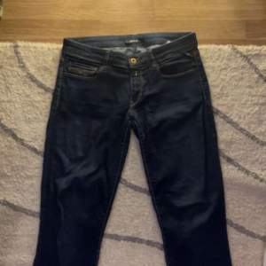 Replay Jeans, storlek 29:30, mörkblåa 350kr kan sänka vid snabbaffär