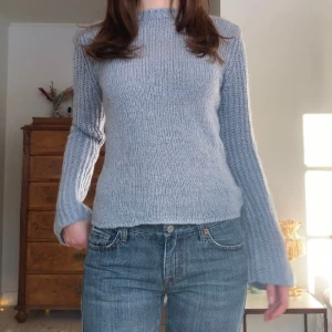 Ljusblå stickad - Stickad, varm tröja med lite utsvängda ärmar! Vintage Kappahl 🖤