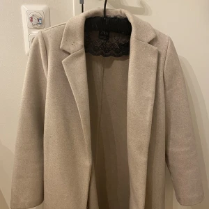 Kappa begie - Beige fin kappa från Zara, M