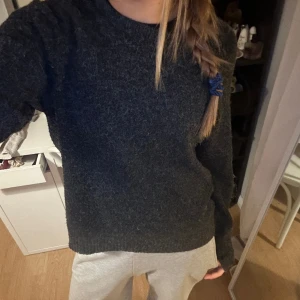 Stickad tröja  - Mörkgrå super snygg stickad tröja!💞
