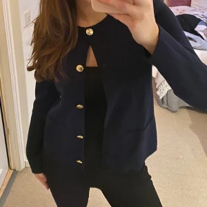 Supersnygg kofta - Mörkblå kofta med guldiga knappar från bondelid 🔥