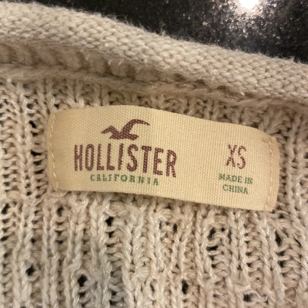 Super fin beige stickad tröja från Hollister!🤍 Tröjan har ett fint mönster längst ner. Säljer för tröjan var lite för stor💗 . Tröjor & Koftor.