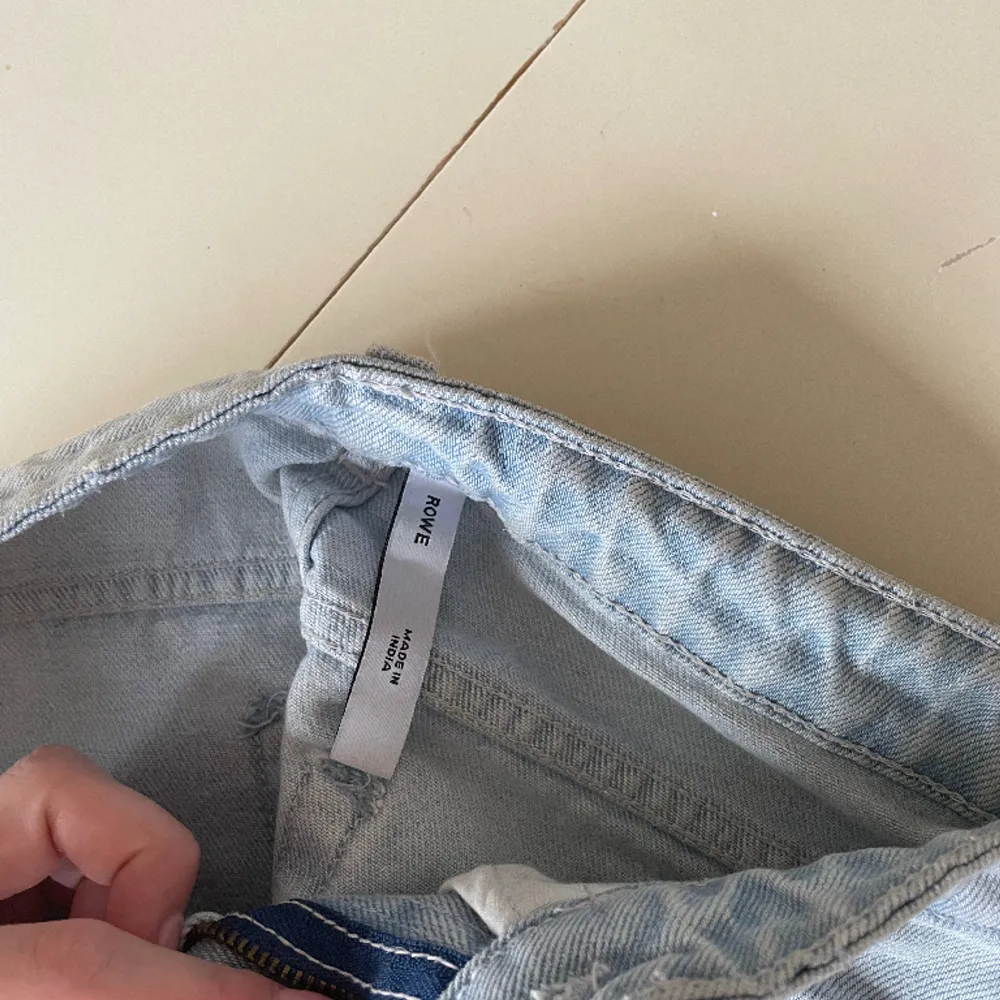 Fina jeans från Weekday som är för små till mig, använda en del men i bra skick 💙🌸. Jeans & Byxor.